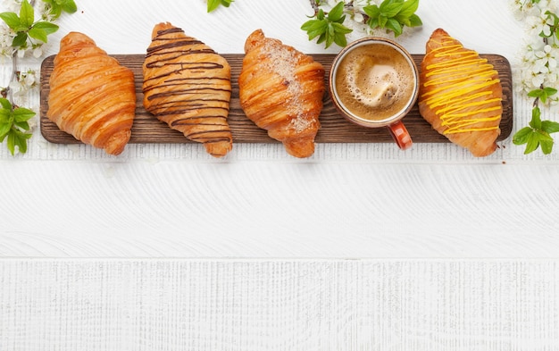 Vari croissant e caffè