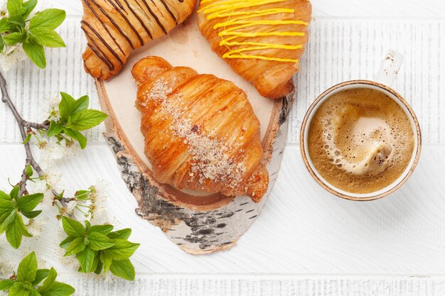 Vari croissant e caffè