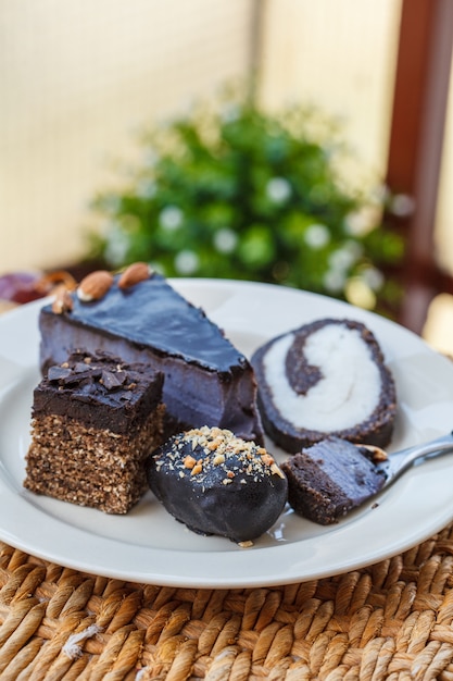 Vari dessert vegani su un piatto, fuori in un caffè