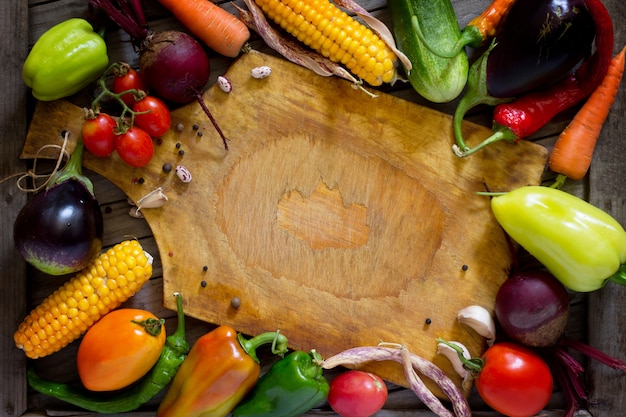 Vari di verdure biologiche e una tavola di legno