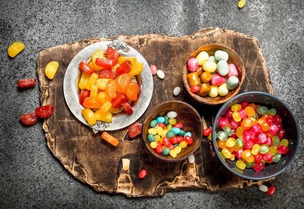 Vari dolci, caramelle, gelatine, marshmallow e frutta candita.