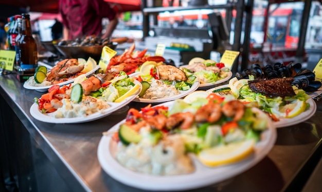 Vari frutti di mare sugli scaffali del mercato del pesce in Norvegia, Bergen