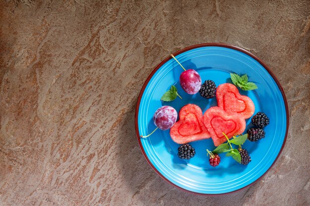 Vari frutti freschi e bacche su un piatto