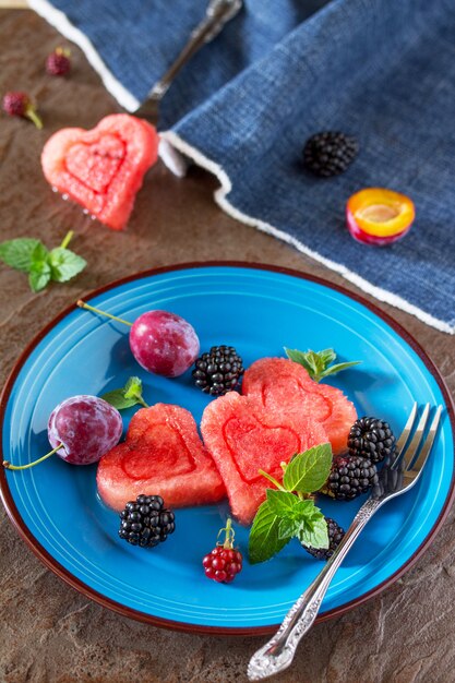 Vari frutti freschi e bacche su un piatto