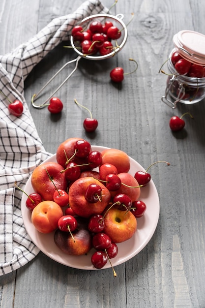 Vari frutti freschi sul piatto