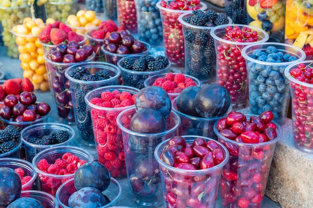 Vari frutti in vendita, mercato all'aperto. Cibo. Tbilisi