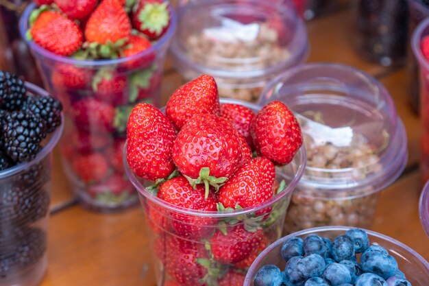 Vari frutti in vendita, mercato all'aperto. Cibo. Tbilisi