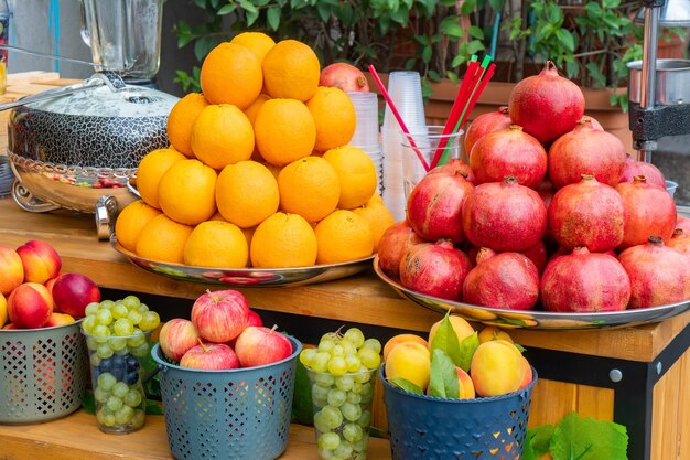 Vari frutti in vendita, mercato all'aperto. Cibo. Tbilisi