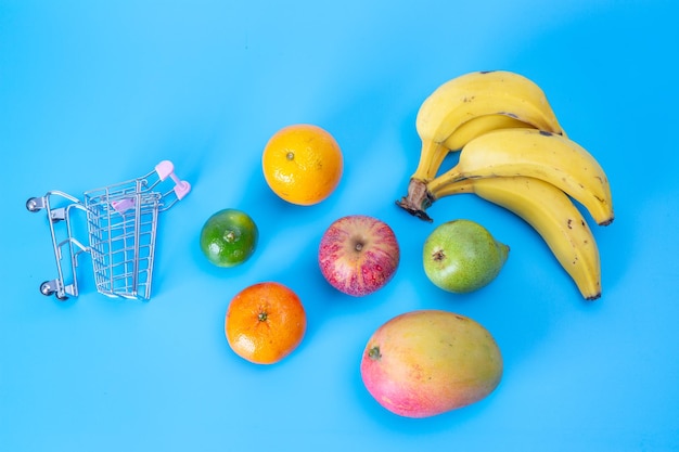 Vari frutti sono posti in un carrello vuoto