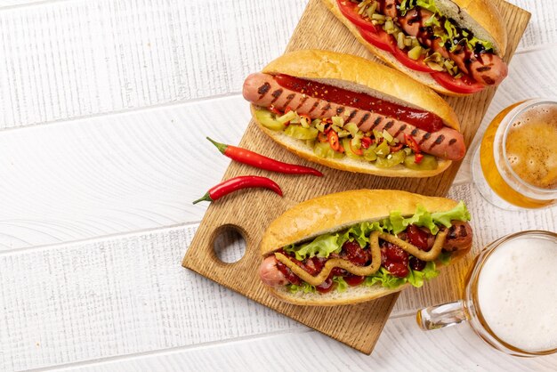 Vari hot dog e birra