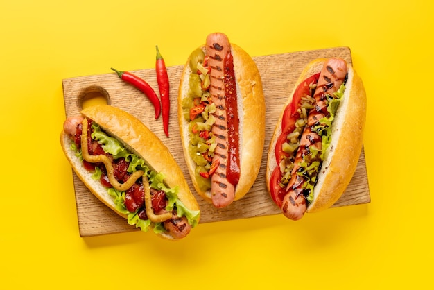 Vari hot dog su tavola di legno