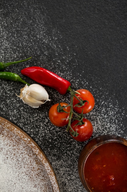 Vari ingredienti con salsa