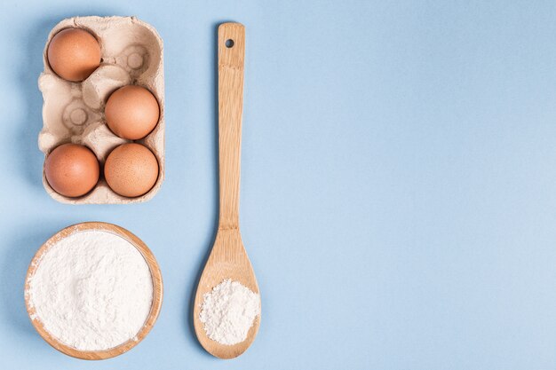 Vari ingredienti per la cottura con cucchiaio di legno