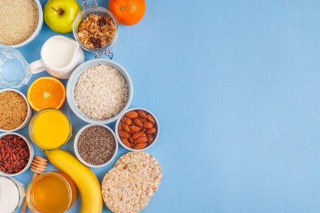 Vari ingredienti per preparare la colazione