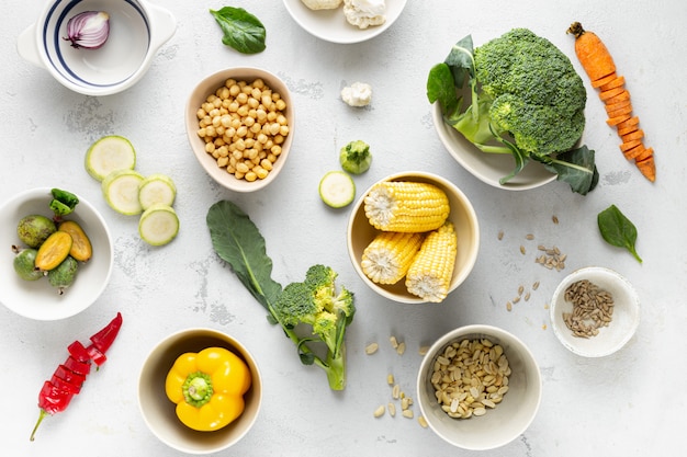 Vari ingredienti vegetariani freschi per cucinare vista dall'alto di cibo vegano o vegetariano