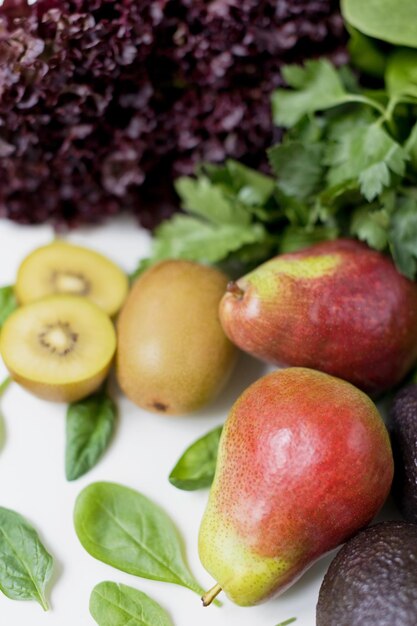 Vari mix di insalata di frutta e lattuga