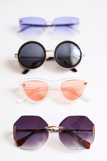 Vari occhiali da sole alla moda colorati alla moda, isolati su priorità bassa bianca