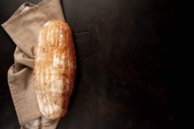 Vari pane e panini freschi su una tavola di pietra.