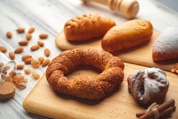 Vari panini dolci appena sfornati su fondo di legno