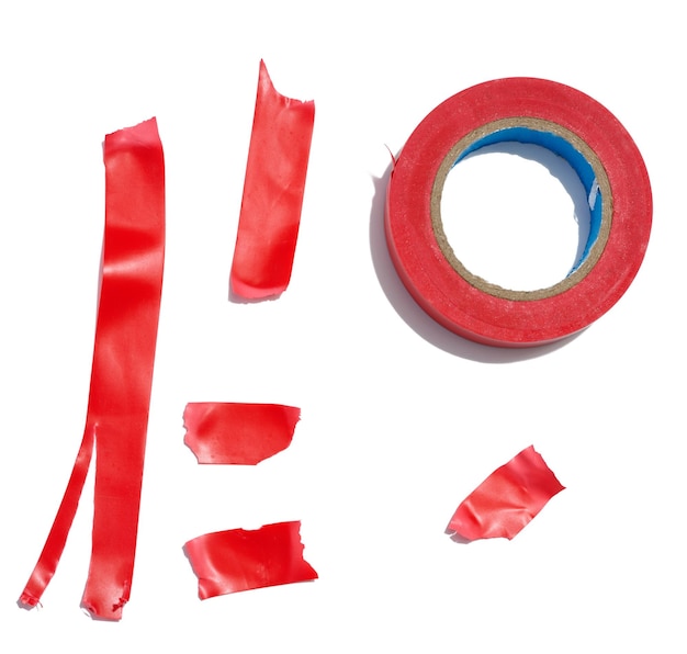Vari pezzi di nastro adesivo rosso e un rotolo di nastro adesivo su uno sfondo bianco isolato un oggetto di riparazione