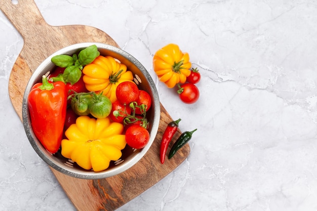 Vari pomodori e peperoni da giardino colorati