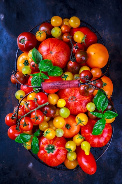 Vari pomodori freschi. Concetto di dieta buona o sana