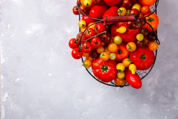 Vari pomodori freschi nel cesto di ferro