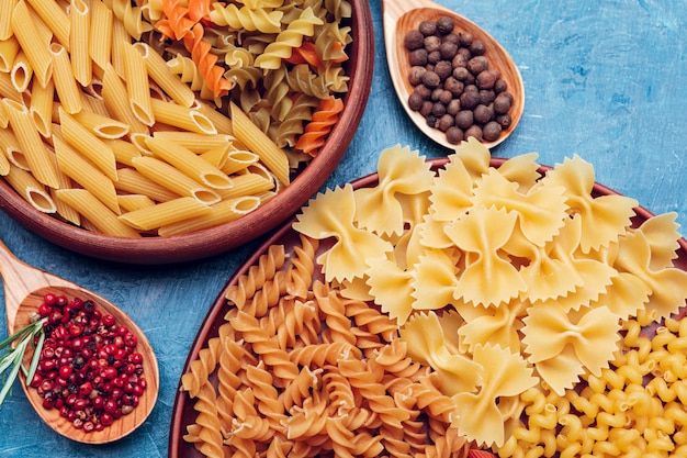 vari primi piani di pasta, vista dall'alto