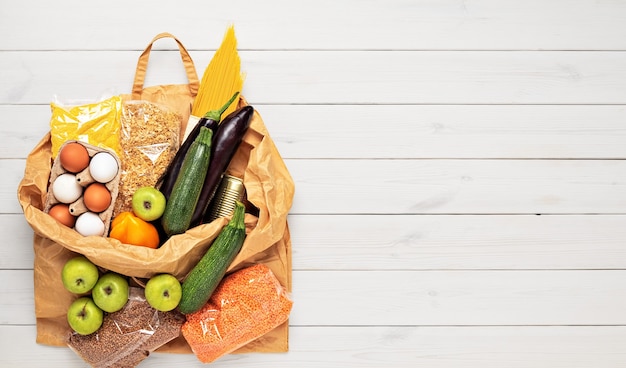 Vari prodotti alimentari in un sacchetto di carta riutilizzabile