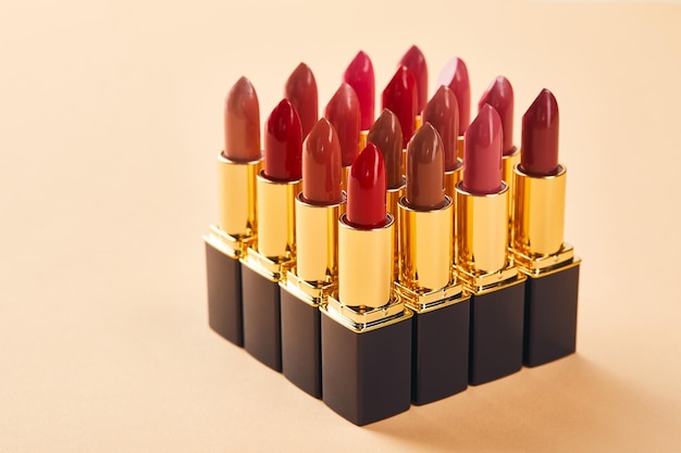Vari rossetto rosso in tubi su beige