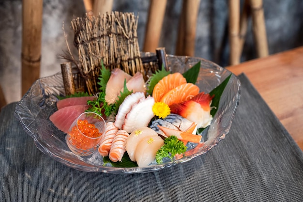 Vari set di pesce e frutti di mare freschi giapponesi sashimi