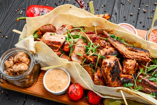 Vari snack di carne alla griglia fritti con varie salse