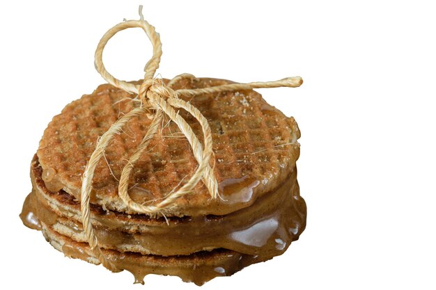 Vari stroopwafel con anello in corda di sisal e sciroppo di glucosio fuso sfondo bianco