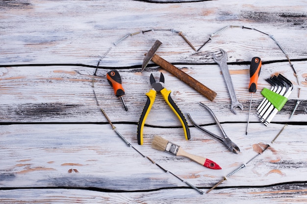 Vari strumenti di costruzione su fondo in legno