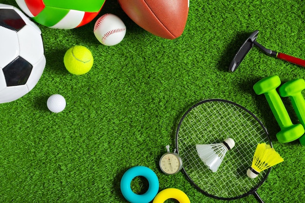 Vari strumenti sportivi su erba