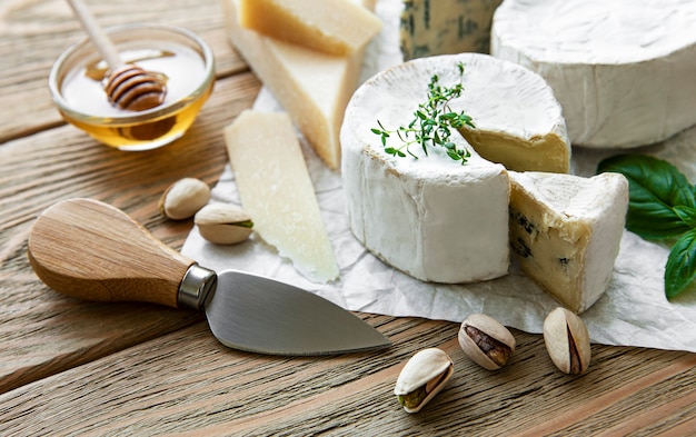 Vari tipi di formaggio, gorgonzola, brezza, camambert su un tavolo di legno