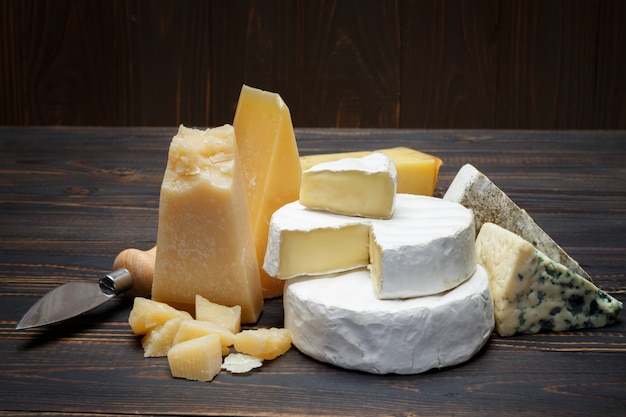 Vari tipi di formaggio: parmigiano, brie, roquefort, cheddar