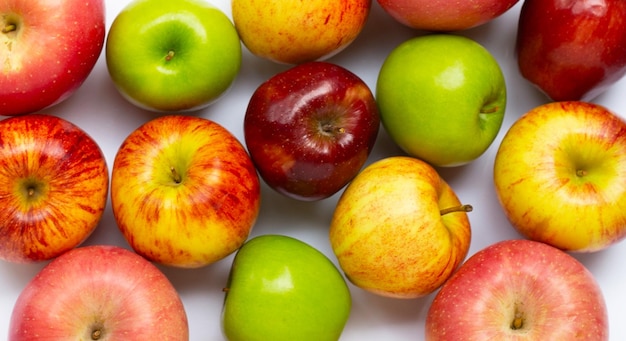 Vari tipi di mele su sfondo bianco