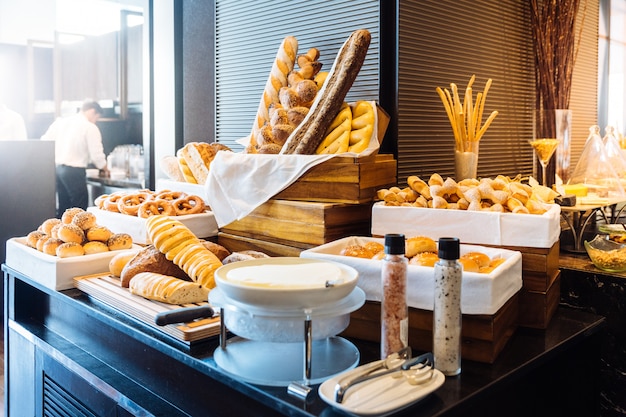 Vari tipi di pane appena sfornato nella linea buffet. Prodotto dall&#39;artigiano