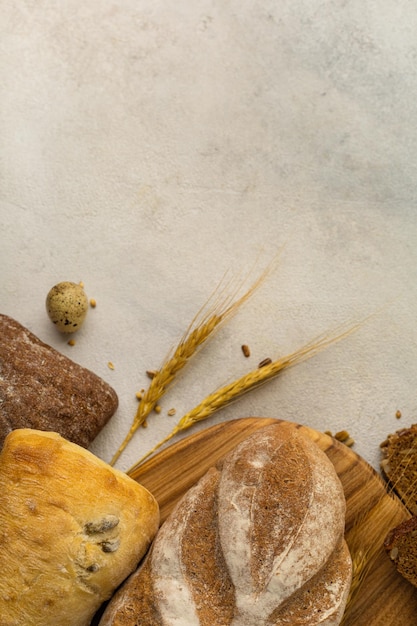 Vari tipi di pane multicereali di frumento senza glutine di segale su fondo chiaro