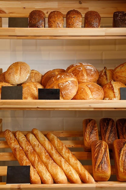 Vari tipi di pane nel mercato Copyspace