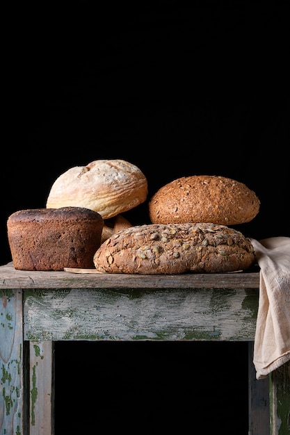 Vari tipi di pane, nero