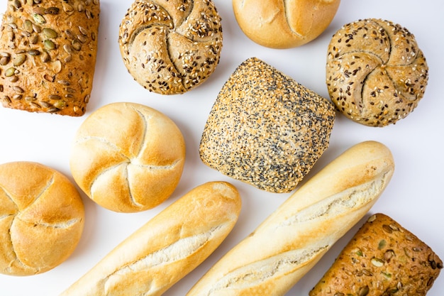 Vari tipi di pane su sfondo bianco