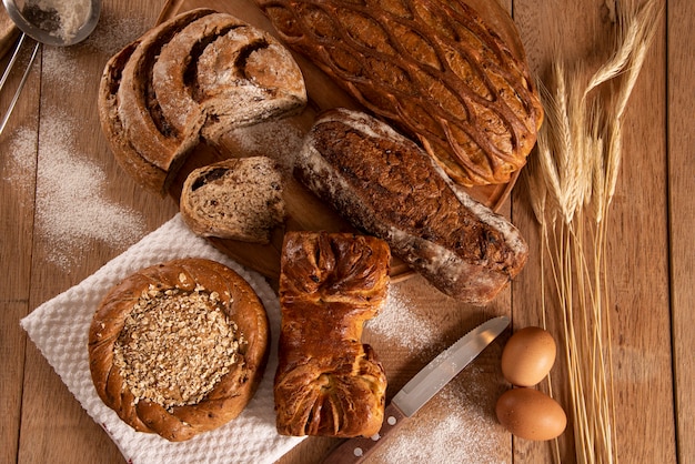 Vari tipi di pane sulla tavola di legno con fondo rustico