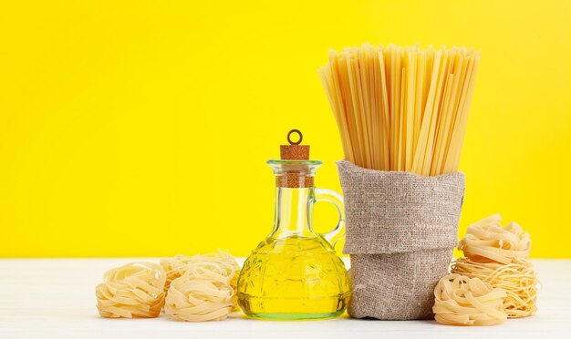 Vari tipi di pasta italiana e olio d'oliva