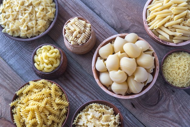 Vari tipi di pasta su bianco