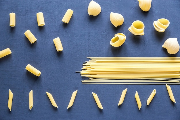 Vari tipi di pasta sul tavolo scuro