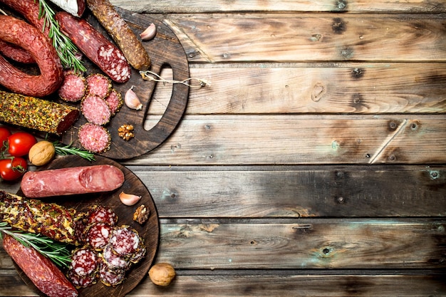 Vari tipi di salame su una tavola con i dadi