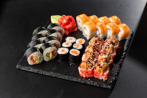 Vari tipi di sushi serviti sul nero