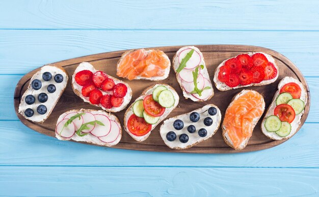 Variazione di pane tostato con frutta e verdura Sfondo di cibo sano per la colazione